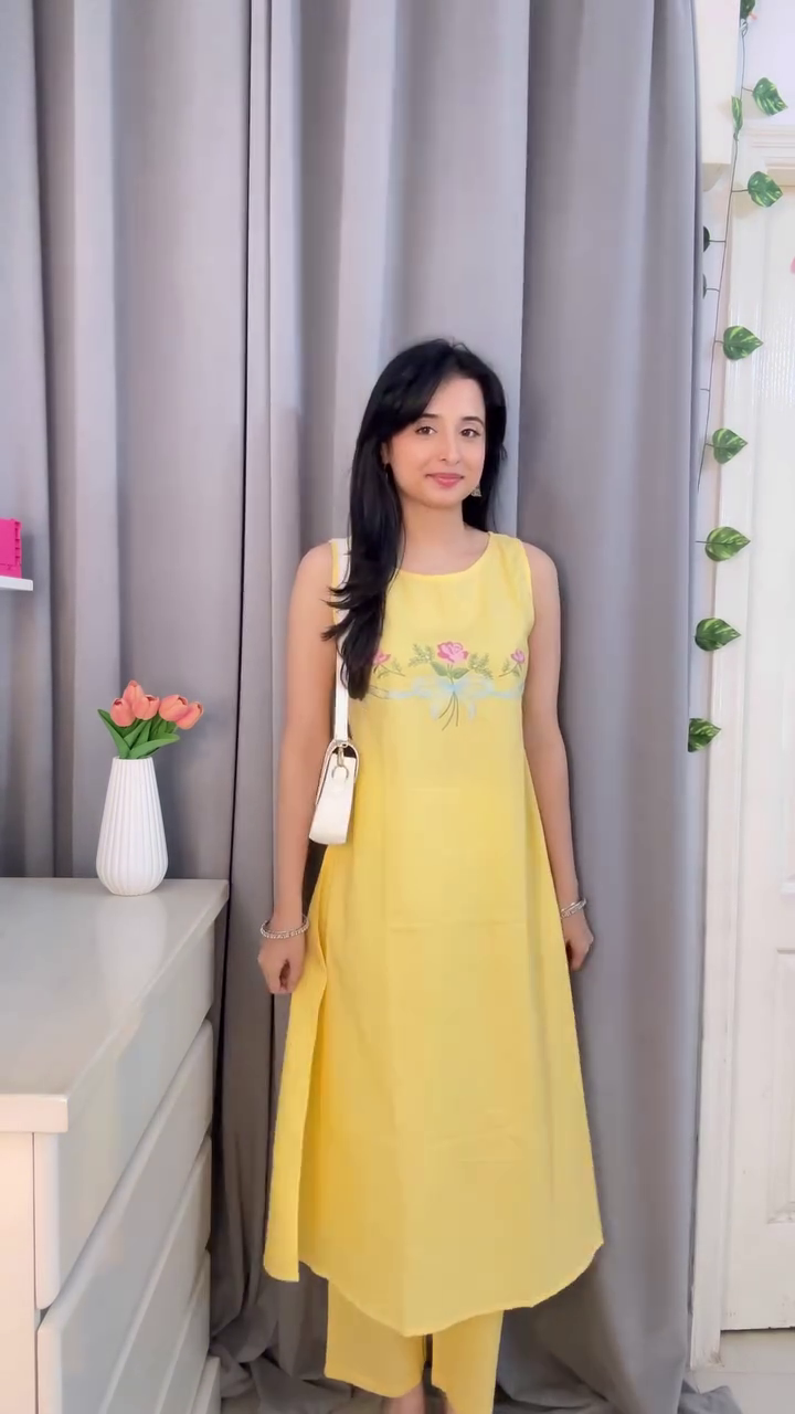 Embroidery Sleeveless Kurta Set