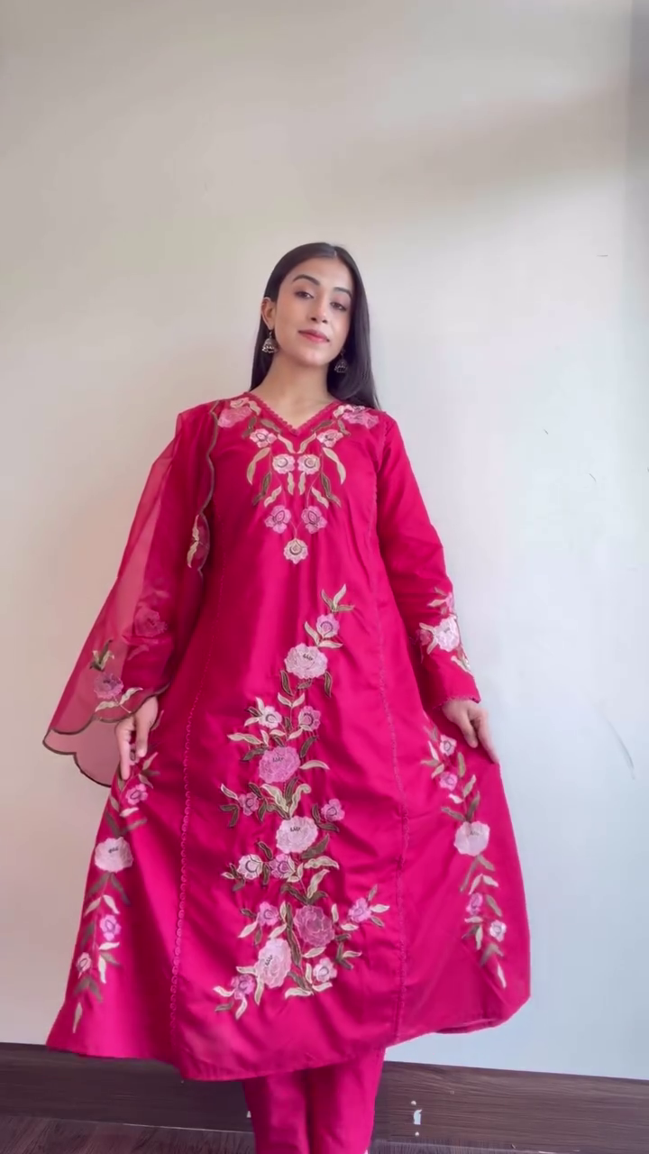 Elegant Ethnic Wear Set with Dupatta – Traditional Embroidered Festive Suit